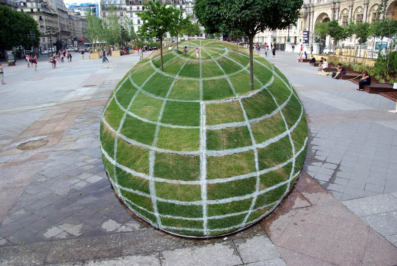 http://twistedsifter.com/2011/07/picture-of-the-day-the-craziest-illusion-in-paris/